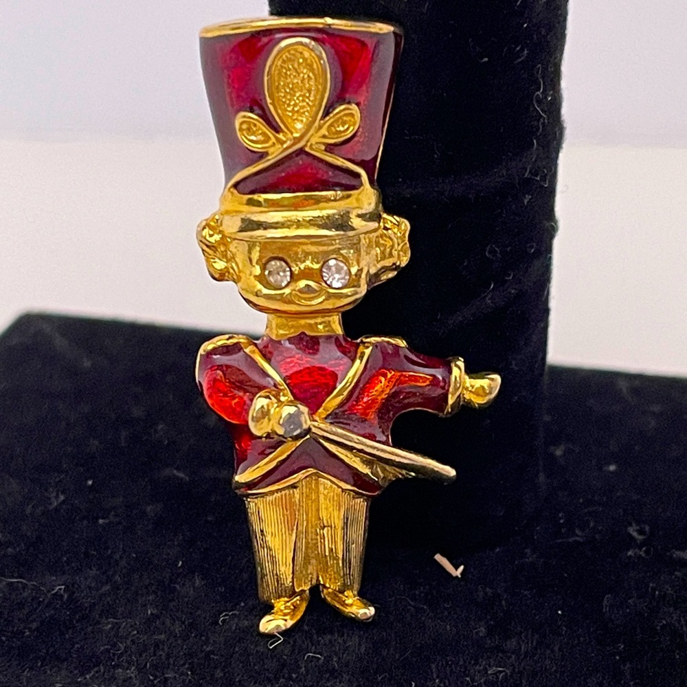 Vintage Gold Tone Nutcracker Christmas Holiday Festive Kid Core Pin / Brooch